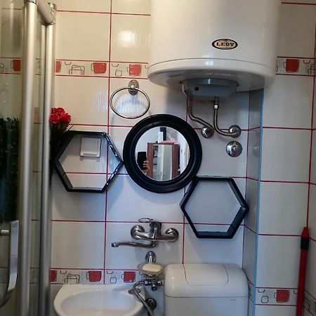 Small Low Cost Studio Beograd Bagian luar foto