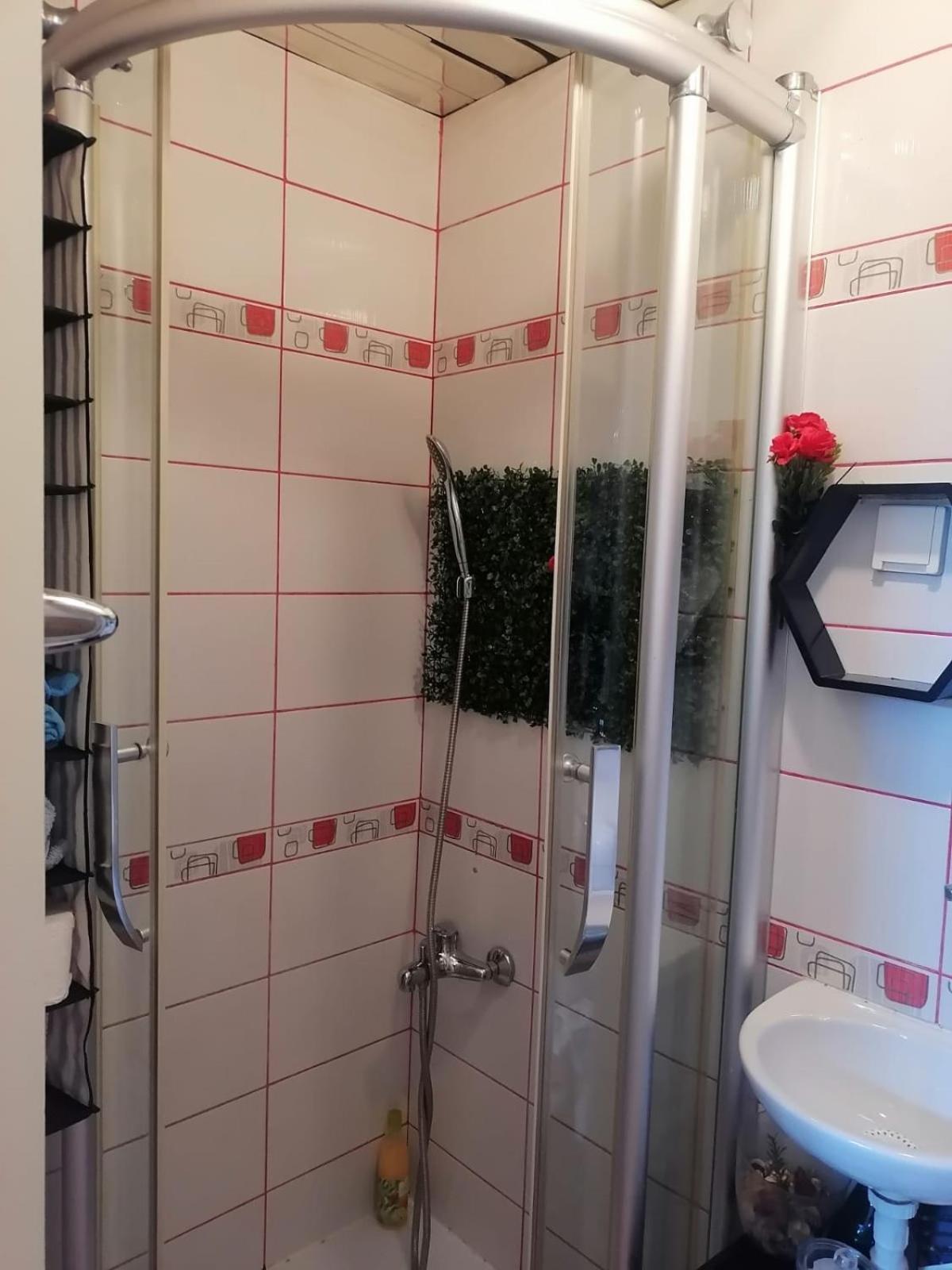 Small Low Cost Studio Beograd Bagian luar foto