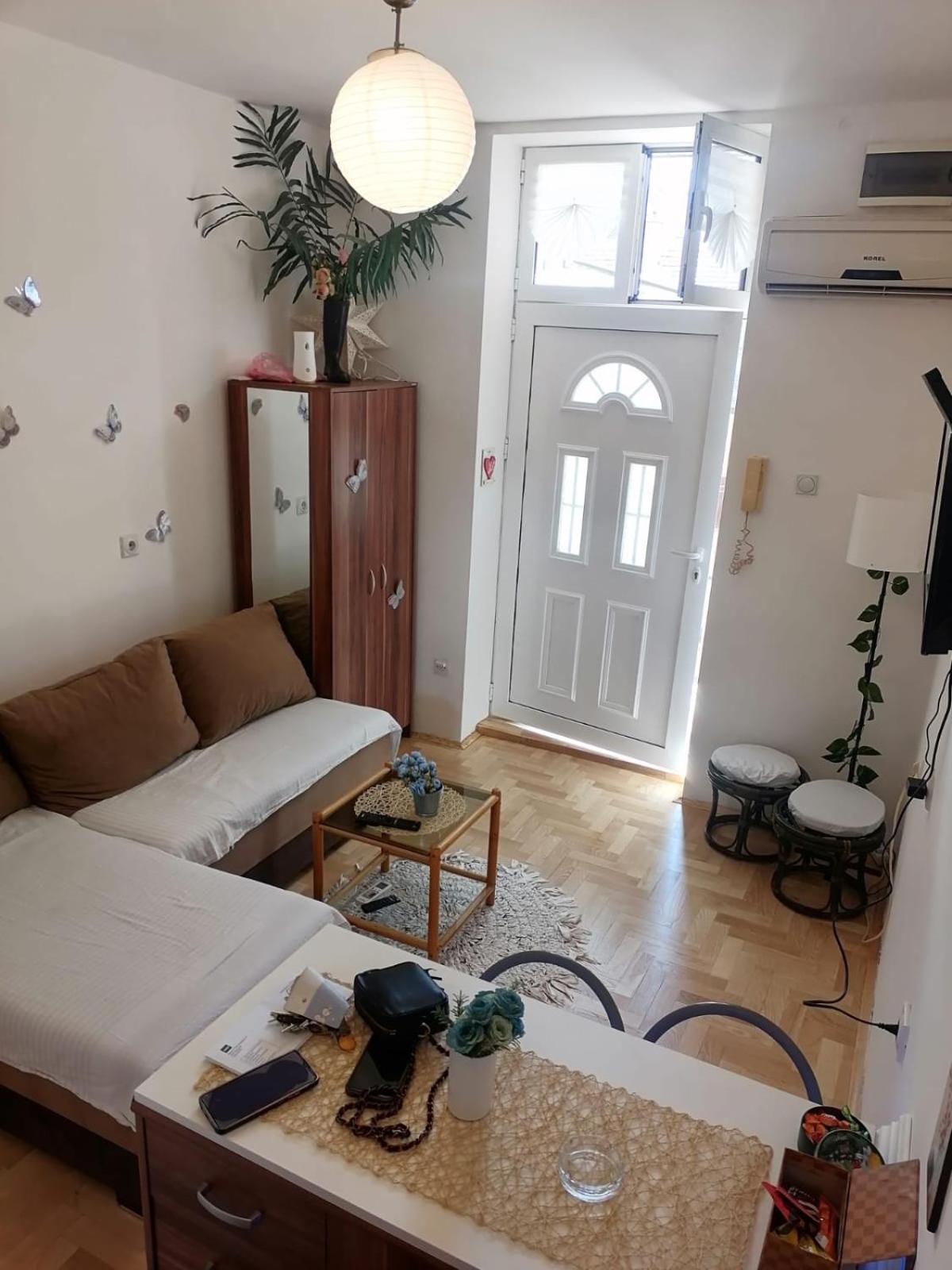 Small Low Cost Studio Beograd Bagian luar foto